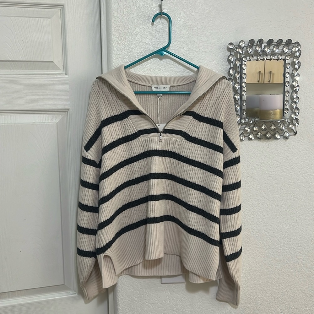 NWT Free Assembly LS Half Zip SZ L